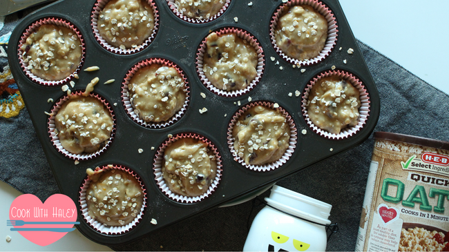 Garnish muffins with a sprinkle of quick oats